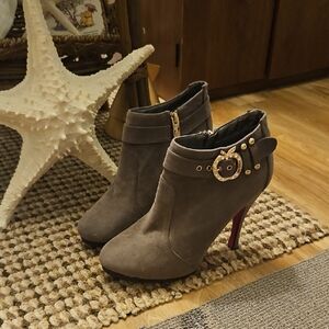 Womens Apple Bottom Marley Ankle Booties Size 8 Gray Faux Suede